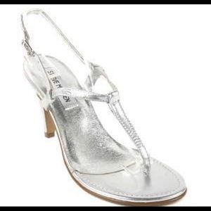 STEVE MADDEN BRAGG SILVER THONG T-STRAP SANDAL